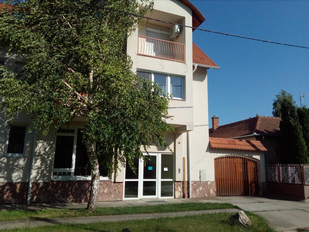 GÓBÉ Apartman Hajdúszoboszló Esterno foto
